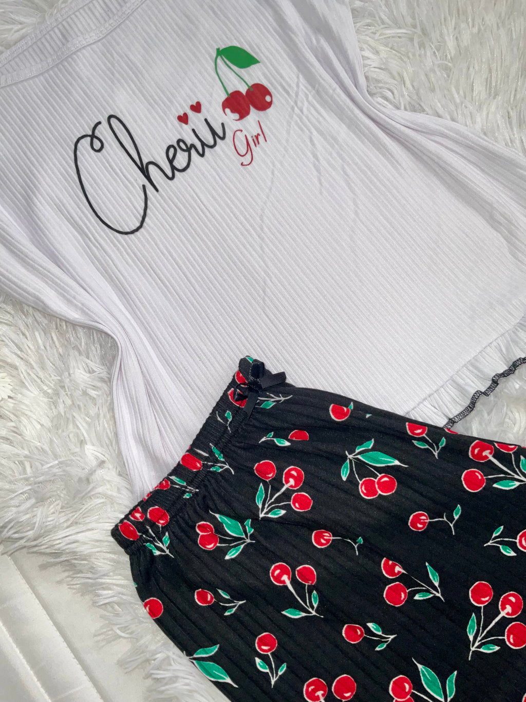 🍒 طقم بيجامة نسائية بنقشة الكرز 