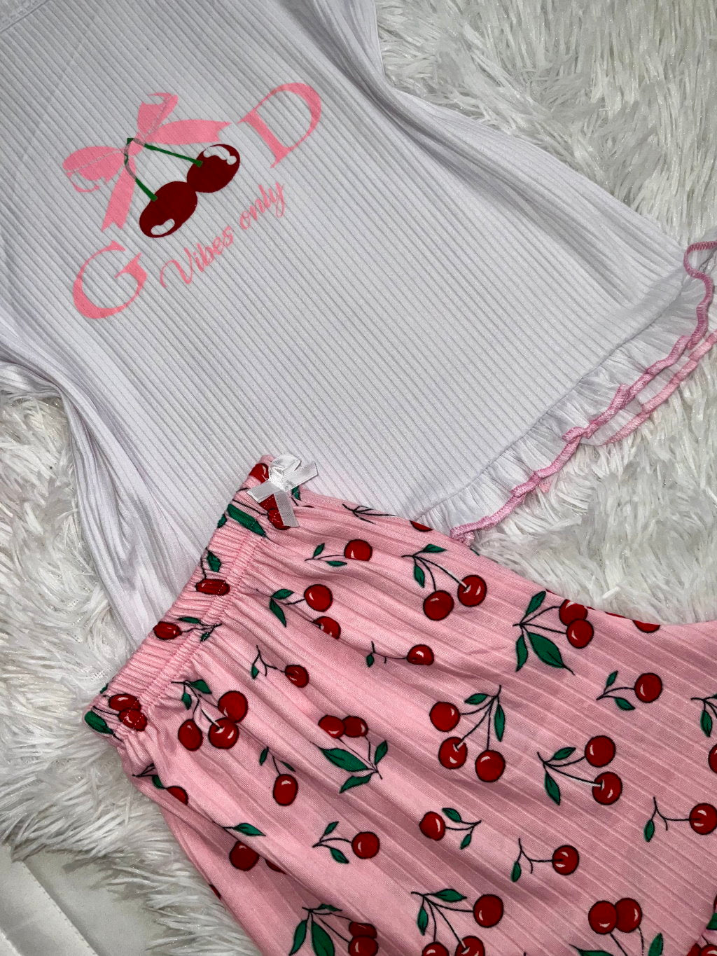 🍒 طقم بيجامة نسائية بنقشة الكرز 