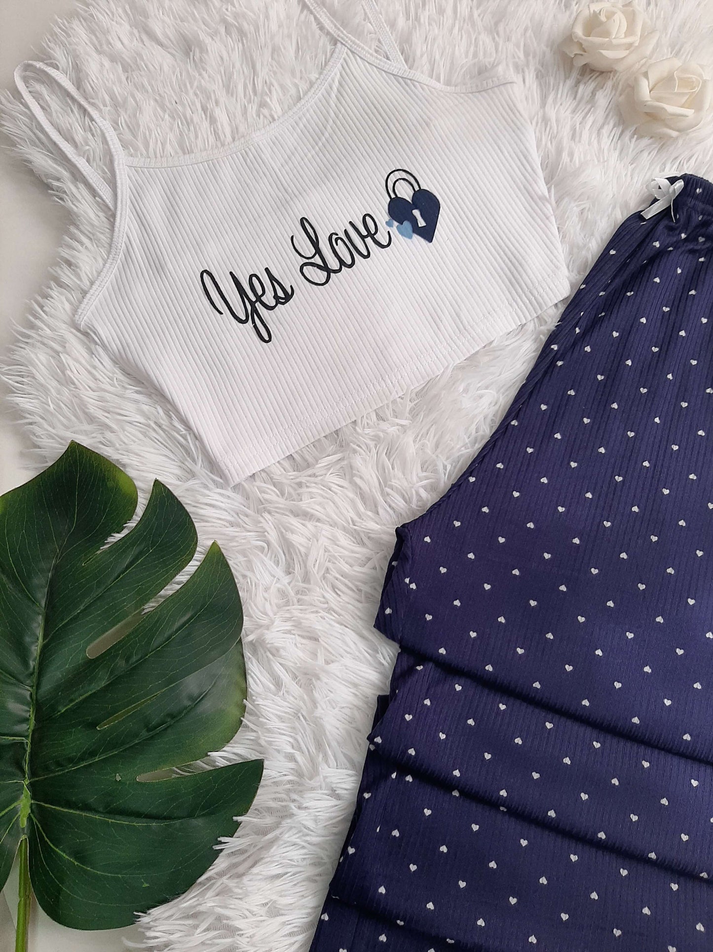 Conjunto de pijama con estampado de corazones, que incluye un top de tirantes y pantalón largo