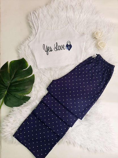 Conjunto de pijama con estampado de corazones, que incluye un top de tirantes y pantalón largo